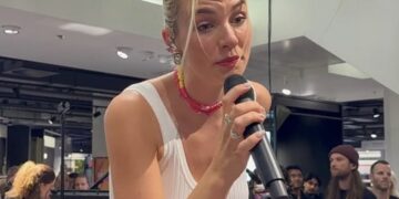 Zangeres Maan zorgt voor opschudding na opvallend optreden: “Straalbezopen?”