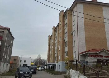 Vijfjarig meisje gooit baby uit raam: tragedie schokt gemeenschap