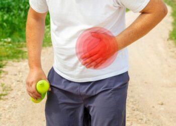 Stekende pijn aan je zij? Dít zijn de meest voorkomende oorzaken