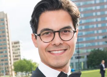 Wie is de man die onze aankomende minister-president Rob Jetten laat stralen als nooit tevoren?