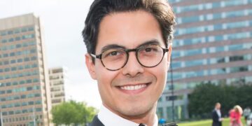 Wie is de man die onze aankomende minister-president Rob Jetten laat stralen als nooit tevoren?