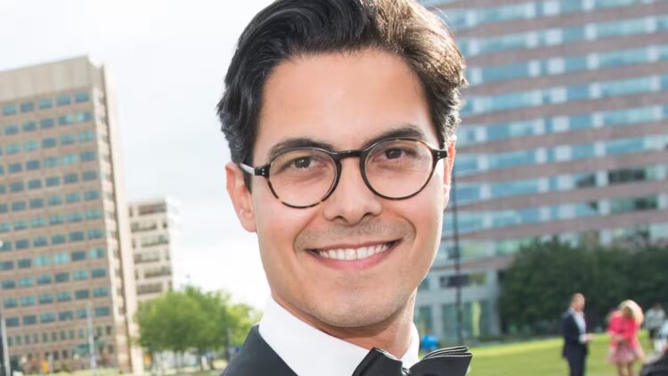 Wie is de man die onze aankomende minister-president Rob Jetten laat stralen als nooit tevoren?