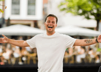 Robert van Hemert breekt uit in tranen na emotionele verrassing bij Sterren NL