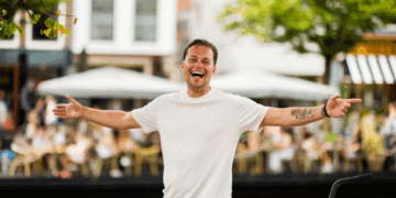 Robert van Hemert breekt uit in tranen na emotionele verrassing bij Sterren NL