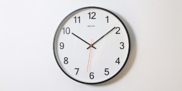 Onthouden: op deze datum gaat de klok een uur achteruit – en voorkom je dat je er moe van wordt