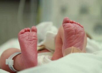 Thuisbevalling loopt fataal af: moeder (34) en pasgeboren dochter sterven kort na geboorte