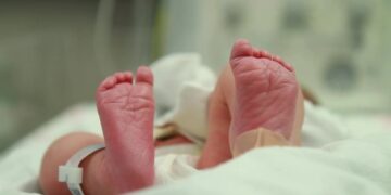 Thuisbevalling loopt fataal af: moeder (34) en pasgeboren dochter sterven kort na geboorte