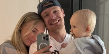 Emotionele Enzo Knol stopt live-uitzending na telefoontje over auto-ongeluk vriendin Myron