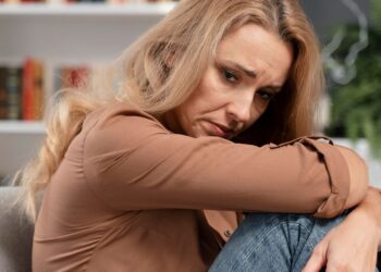 Vrouw betrapt haar partner op vreemdgaan en hangt twee spandoeken op: de hele straat mag het weten