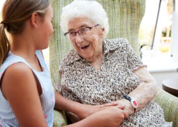 Suusje (68): ‘Het zou verplicht moeten zijn dat kinderen hun grootouders maandelijks bezoeken’