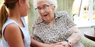 Suusje (68): ‘Het zou verplicht moeten zijn dat kinderen hun grootouders maandelijks bezoeken’