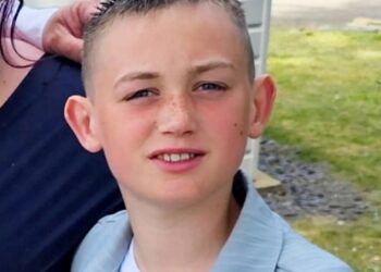 Artsen noemden het groeipijn – nu vecht Harrison (13) voor zijn leven tegen agressieve kanker