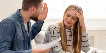 Hoe één financiële misstap een relatie onder druk zette: ‘Mijn vriend dacht dat ik iedere maand spaarde, maar ik gaf m’n geld uit aan impulsaankopen’