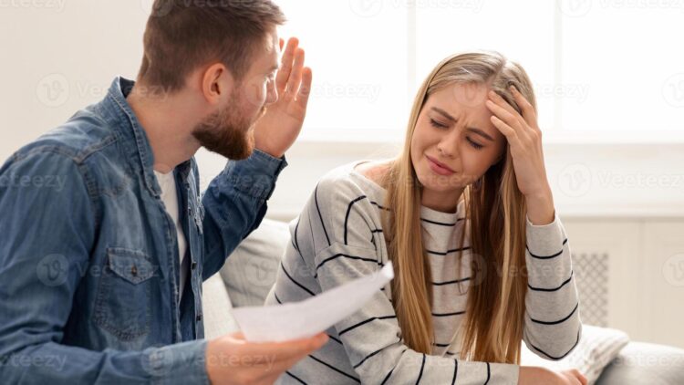 Hoe één financiële misstap een relatie onder druk zette: ‘Mijn vriend dacht dat ik iedere maand spaarde, maar ik gaf m’n geld uit aan impulsaankopen’