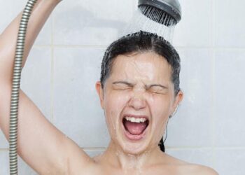 Ochtend- of avonddouche? Experts onthullen het ideale moment voor je huid en slaap