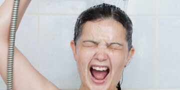 Ochtend- of avonddouche? Experts onthullen het ideale moment voor je huid en slaap