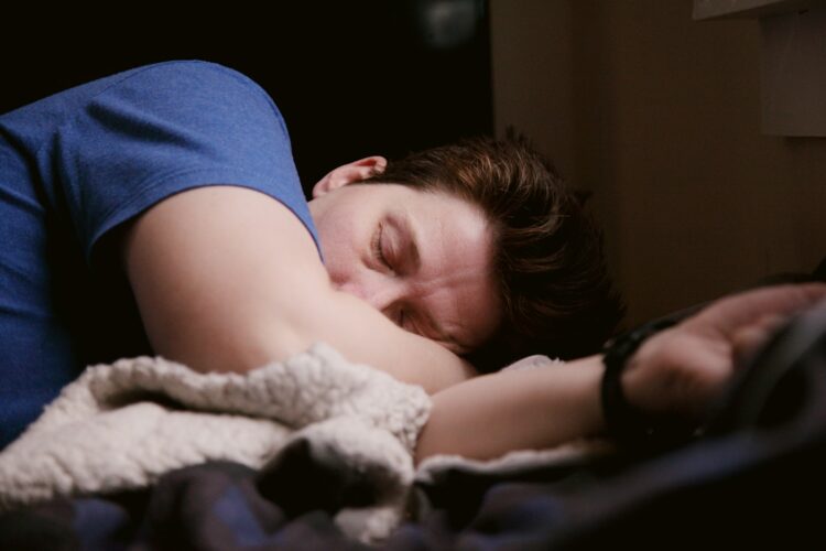 Dromen over een overleden dierbare? Dit zou weleens de verborgen betekenissen kunnen zijn…