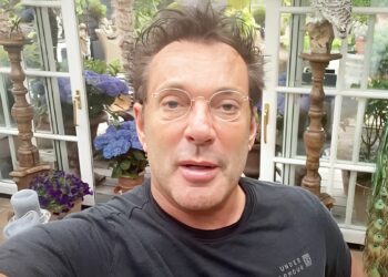 Internet ontploft door nieuwe look Gerard Joling: “Totaal onherkenbaar”