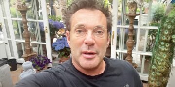 Internet ontploft door nieuwe look Gerard Joling: “Totaal onherkenbaar”