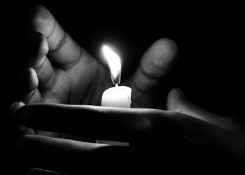 Schok in entertainmentwereld: bekende acteur (60) levenloos aangetroffen in appartement