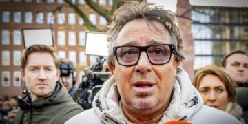 Marco Borsato verlaat rechtbank zichtbaar geëmotioneerd na vrijspraak