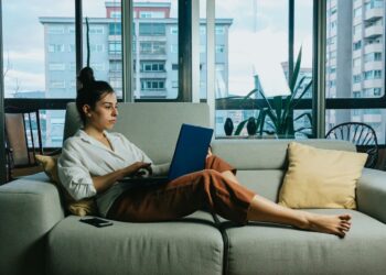 Nieuw onderzoek verrast iedereen: thuiswerken blijkt een gouden kans voor vrouwen — mannen snappen er niets van