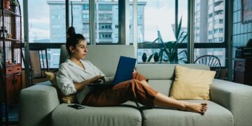 Nieuw onderzoek verrast iedereen: thuiswerken blijkt een gouden kans voor vrouwen — mannen snappen er niets van