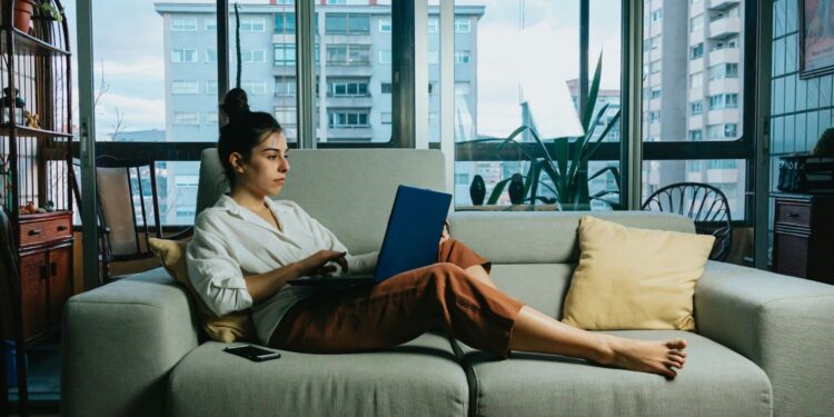 Nieuw onderzoek verrast iedereen: thuiswerken blijkt een gouden kans voor vrouwen — mannen snappen er niets van