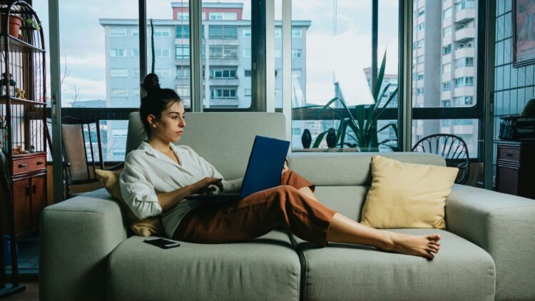 Nieuw onderzoek verrast iedereen: thuiswerken blijkt een gouden kans voor vrouwen — mannen snappen er niets van