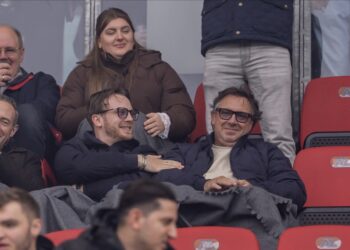 Kippenvel bij eerbetoon voor Marco Borsato in het stadion van AZ