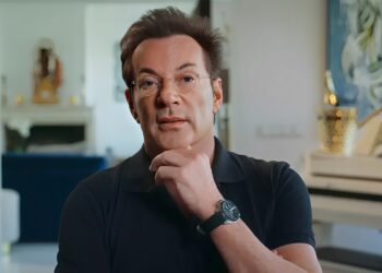 Internet ontploft door nieuwe look Gerard Joling: “Totaal onherkenbaar”