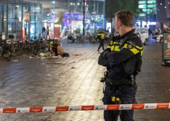 Politie verspreidt scherpe beelden van ernstige mishandeling bij station Bijlmer Arena