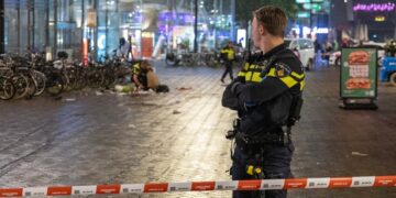 Politie verspreidt scherpe beelden van ernstige mishandeling bij station Bijlmer Arena