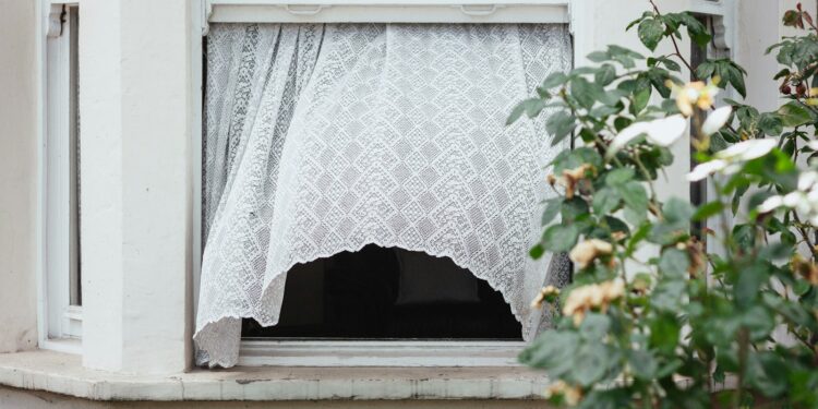 In de winter met het raam open slapen? Dit doet het met je lichaam…