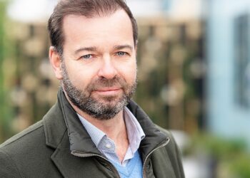 Mediawereld kookt: Peter van der Vorst beloond met zak geld voor bijna niets