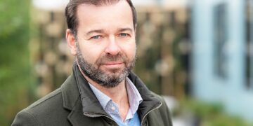 Mediawereld kookt: Peter van der Vorst beloond met zak geld voor bijna niets