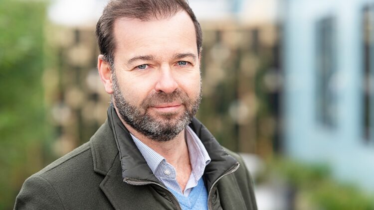 Mediawereld kookt: Peter van der Vorst beloond met zak geld voor bijna niets