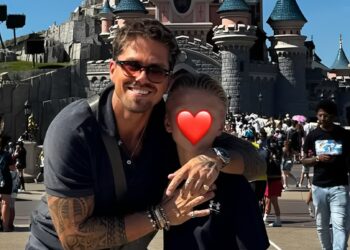 Beveiligingsexpert waarschuwt ouders die de gezichten van kinderen op foto’s bedekken met emoji’s