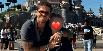 Beveiligingsexpert waarschuwt ouders die de gezichten van kinderen op foto’s bedekken met emoji’s