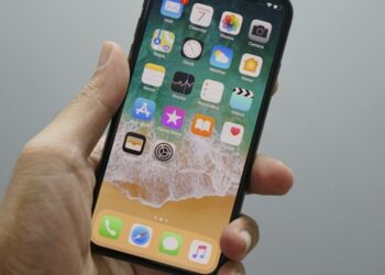 Pas op! Apple waarschuwt voor gevaar bij het ’s nachts opladen van je iPhone: ‘Doe dit niet’