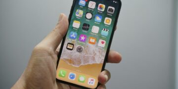 Pas op! Apple waarschuwt voor gevaar bij het ’s nachts opladen van je iPhone: ‘Doe dit niet’