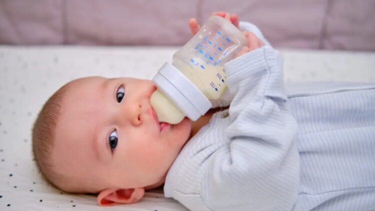 Wereldwijde terugroepactie babyvoeding: ouders wees scherp!