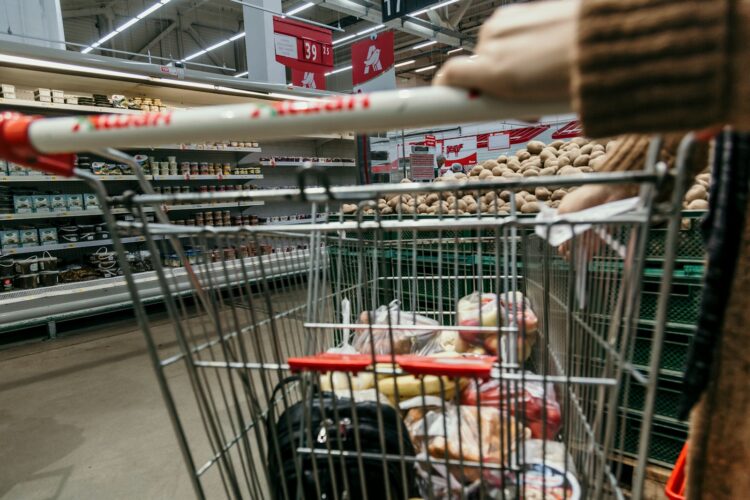 “Vergeten” om een product te scannen bij de zelfscankassa? Zo duur is de boete!