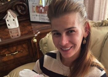 Beelden: Ex-vrouw van Michael van Gerwen deelt prachtig babynieuws en onthult naam