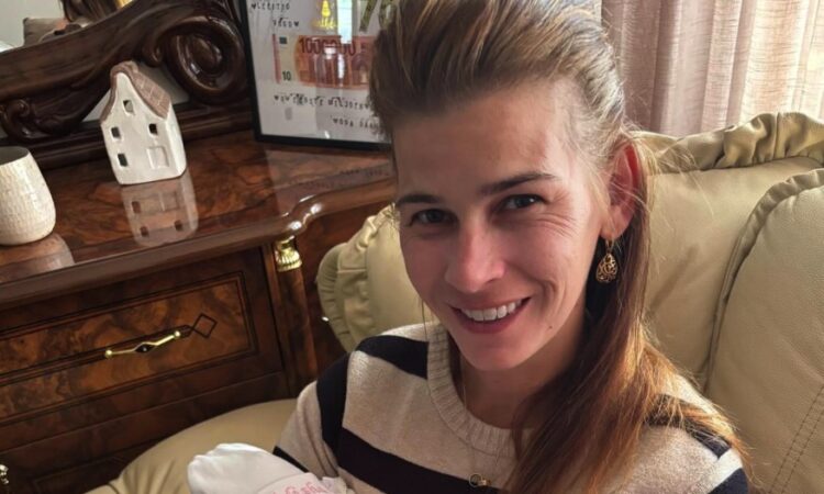 Beelden: Ex-vrouw van Michael van Gerwen deelt prachtig babynieuws en onthult naam