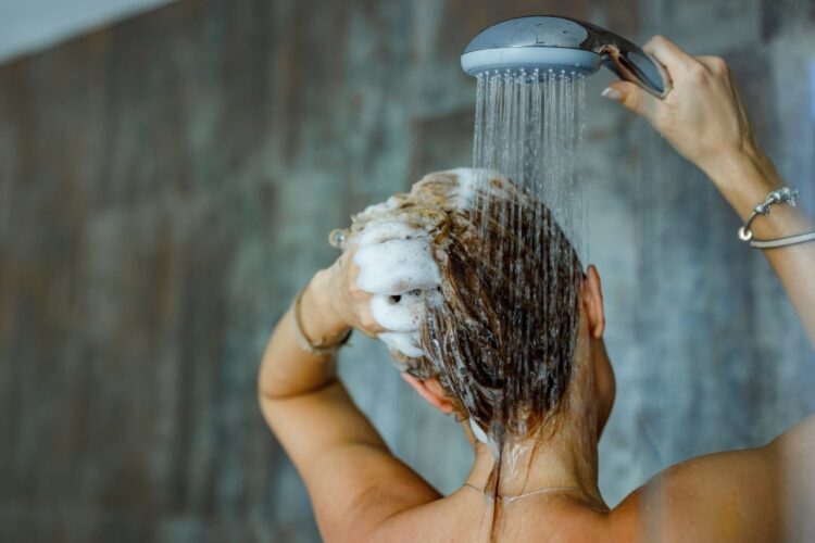 Arts onthult de vieste plek van je lichaam die vrijwel iedereen overslaat onder de douche