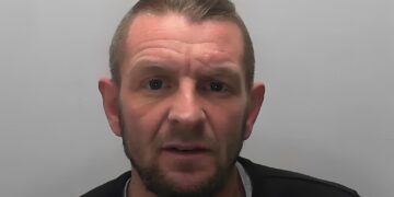 Vader doodt gewapende indringer in eigen huis nadat bende met koevoet binnenvalt