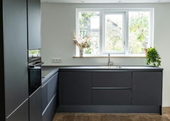 Aha: zo krijg je dus die vette vingers van je keukenkastjes