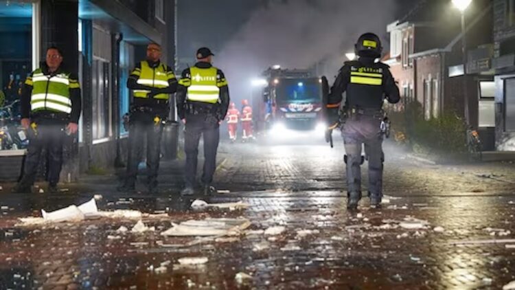 ‘Politiebond komt met bizarre informatie over geweld tijdens nieuwjaarsnacht – Geen Nederland meer’