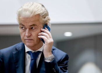 Woede barst los: Wilders haalt keihard uit naar allochtonen na vuurwerkaanvallen op politie – ‘Dit pikken we niet meer!’